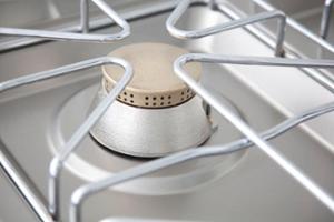 Газов котлон с шест газови горелки, свободно стоящ върху отворен шкаф