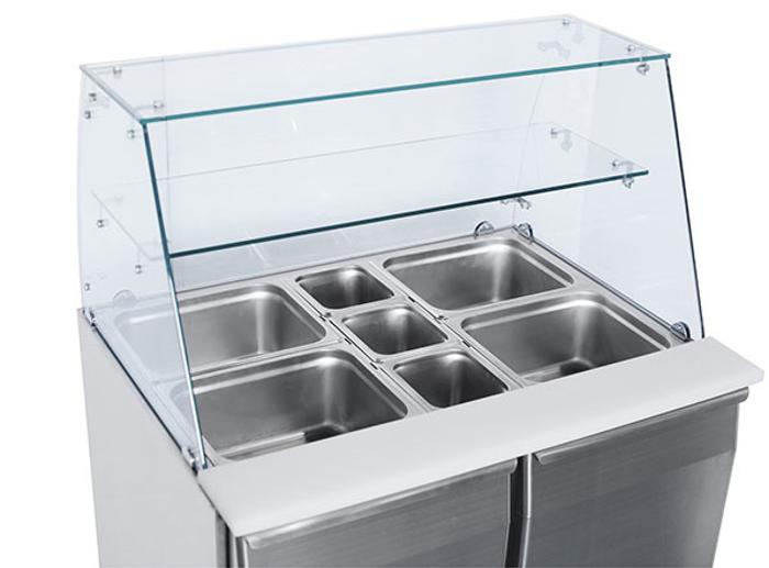 Хладилна маса със стъклена надстройка (салатбар GN 2.5/1) и полиетиленова дъска за рязане - kuhnensko.com Хладилна маса със стъклена надстройка (салатбар GN 2.5/1) и полиетиленова дъска за рязане