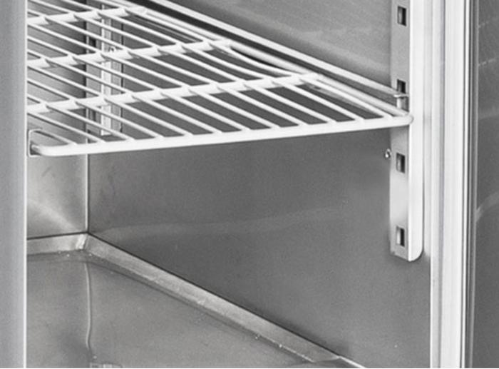 Хладилна маса със стъклена надстройка, салатбар, и полиетиленова дъска за рязане GN 1/1 - kuhnensko.com Хладилна маса със стъклена надстройка, салатбар, и полиетиленова дъска за рязане GN 1/1