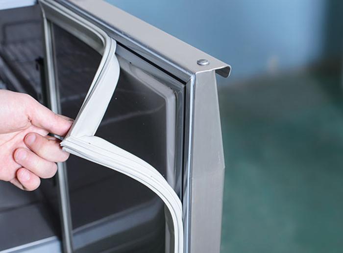 Хладилна маса със стъклена надстройка, салатбар, и полиетиленова дъска за рязане GN 1/1 - kuhnensko.com Хладилна маса със стъклена надстройка, салатбар, и полиетиленова дъска за рязане GN 1/1