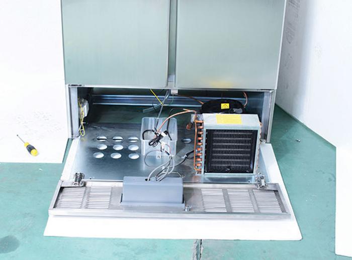 Хладилна маса със стъклена надстройка, салатбар, и полиетиленова дъска за рязане GN 1/1 - kuhnensko.com Хладилна маса със стъклена надстройка, салатбар, и полиетиленова дъска за рязане GN 1/1