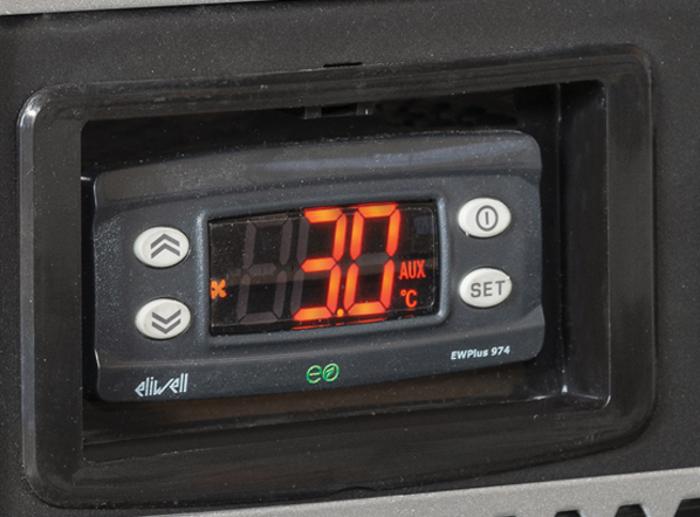 Хладилна витрина за напитки с плъзгащи врати и панел, 967 л, клас F, бяла