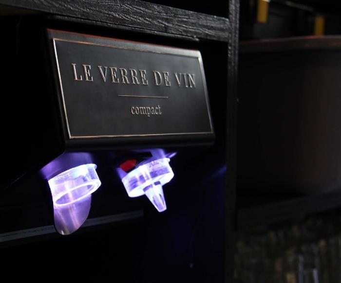 LE VERRE DE VIN+ compact за съхранение на тихи и пенливи винa в отворени бутилки