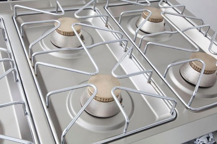 Газов котлон с шест газови горелки, свободно стоящ върху отворен шкаф