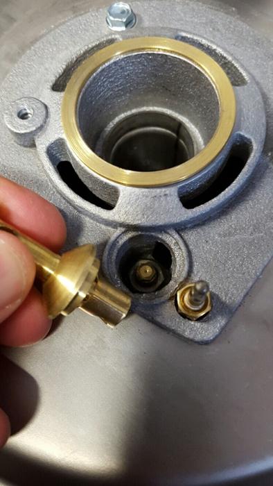 Газов котлон с четири газови горелки, свободно стоящ върху отворен шкаф - kuhnensko.com Газов котлон с четири газови горелки, свободно стоящ върху отворен шкаф