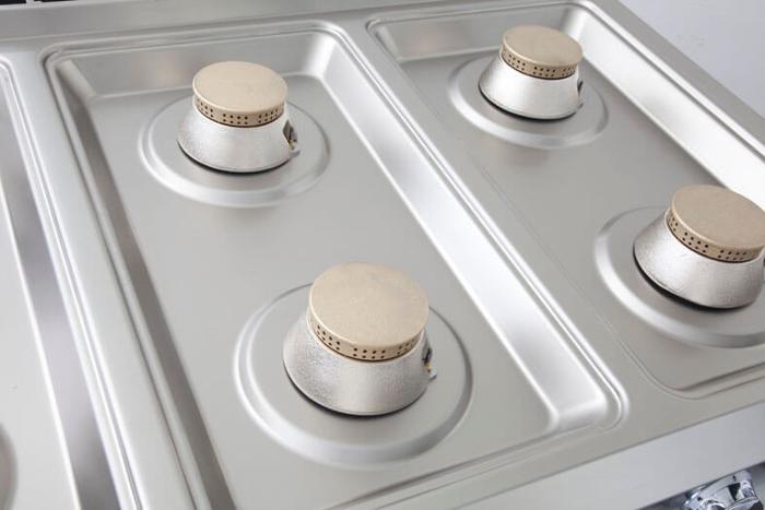 Газов котлон с четири газови горелки, свободно стоящ върху отворен шкаф - kuhnensko.com Газов котлон с четири газови горелки, свободно стоящ върху отворен шкаф