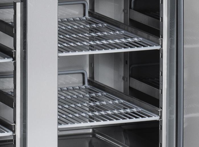 Среднотемпературна хладилна маса с 3 врати и борд, GN 1/1 съвместима - kuhnensko.com Среднотемпературна хладилна маса с 3 врати и борд, GN 1/1 съвместима