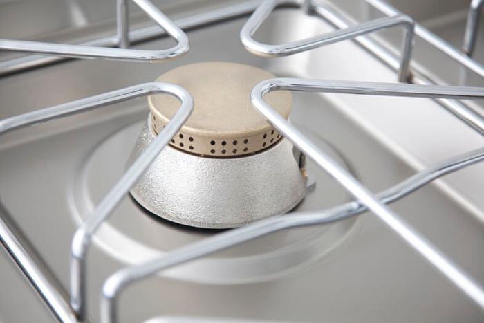 Газов котлон с шест газови горелки, свободно стоящ върху отворен шкаф - kuhnensko.com Газов котлон с шест газови горелки, свободно стоящ върху отворен шкаф